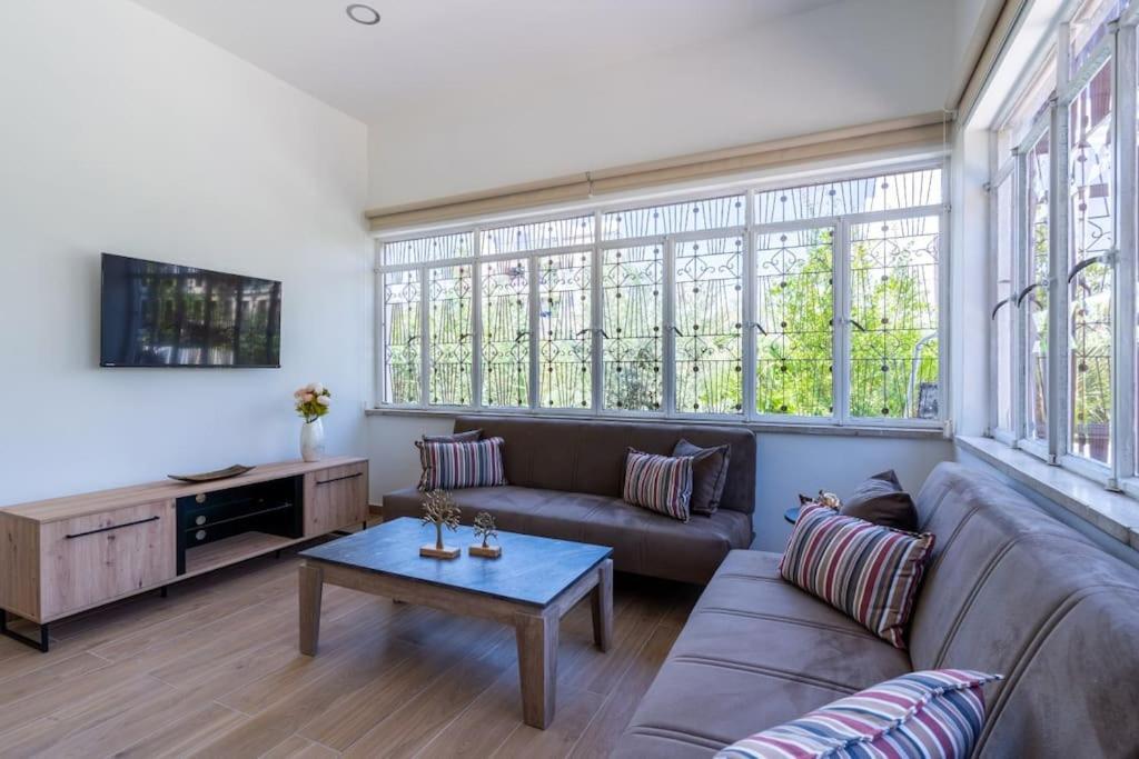 Verdant 1-bedroom In Апартаменти *